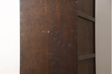 中古　伝統工芸　軽井沢彫り　趣ある色合いと細やかな彫刻が目を惹くワードローブ(洋服タンス、収納棚、戸棚、引き出し、キャビネット)(R-062756)