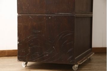 中古　伝統工芸　軽井沢彫り　趣ある色合いと細やかな彫刻が目を惹くワードローブ(洋服タンス、収納棚、戸棚、引き出し、キャビネット)(R-062756)