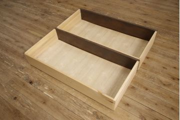 中古　伝統工芸　軽井沢彫り　趣ある色合いと細やかな彫刻が目を惹くワードローブ(洋服タンス、収納棚、戸棚、引き出し、キャビネット)(R-062756)