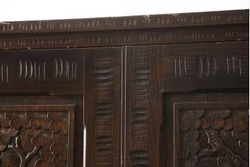 中古　伝統工芸　軽井沢彫り　趣ある色合いと細やかな彫刻が目を惹くワードローブ(洋服タンス、収納棚、戸棚、引き出し、キャビネット)(R-062756)