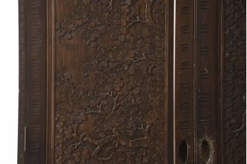 中古　伝統工芸　軽井沢彫り　趣ある色合いと細やかな彫刻が目を惹くワードローブ(洋服タンス、収納棚、戸棚、引き出し、キャビネット)(R-062756)