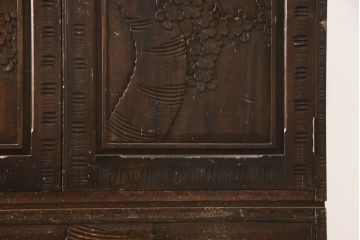 中古　伝統工芸　軽井沢彫り　趣ある色合いと細やかな彫刻が目を惹くワードローブ(洋服タンス、収納棚、戸棚、引き出し、キャビネット)(R-062756)