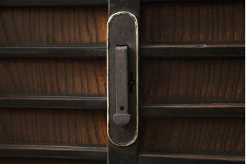 和製アンティーク　明治大正期　前面欅(ケヤキ)材　重厚感ある佇まいと丸い金具が目を惹く松本帳場箪笥(時代箪笥、整理タンス、引き出し、収納たんす、古箪笥)(R-062758)