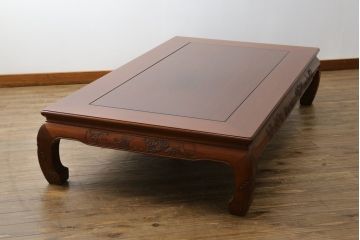 中古　大阪唐木指物　中澤唐木　紫檀(シタン)材　丸みを帯びたデザインの脚と帯板に施された彫刻が目を惹く座卓(ローテーブル、食卓、センターテーブル)(R-062760)