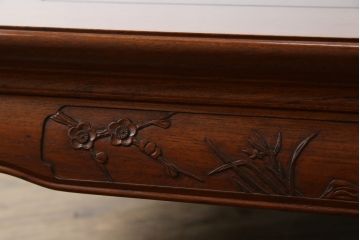 中古　大阪唐木指物　中澤唐木　紫檀(シタン)材　丸みを帯びたデザインの脚と帯板に施された彫刻が目を惹く座卓(ローテーブル、食卓、センターテーブル)(R-062760)