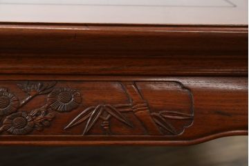 中古　大阪唐木指物　中澤唐木　紫檀(シタン)材　丸みを帯びたデザインの脚と帯板に施された彫刻が目を惹く座卓(ローテーブル、食卓、センターテーブル)(R-062760)