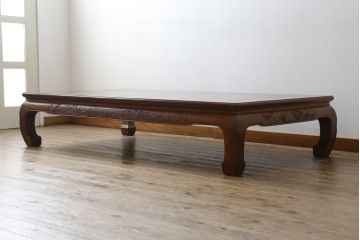 中古　大阪唐木指物　中澤唐木　紫檀(シタン)材　丸みを帯びたデザインの脚と帯板に施された彫刻が目を惹く座卓(ローテーブル、食卓、センターテーブル)(R-062760)