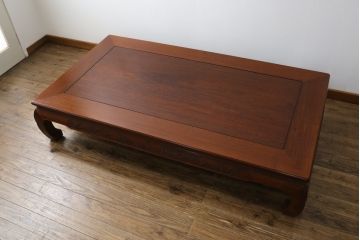 中古　大阪唐木指物　中澤唐木　紫檀(シタン)材　丸みを帯びたデザインの脚と帯板に施された彫刻が目を惹く座卓(ローテーブル、食卓、センターテーブル)(R-062760)