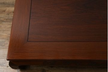 中古　大阪唐木指物　中澤唐木　紫檀(シタン)材　丸みを帯びたデザインの脚と帯板に施された彫刻が目を惹く座卓(ローテーブル、食卓、センターテーブル)(R-062760)