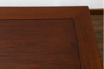 中古　大阪唐木指物　中澤唐木　紫檀(シタン)材　丸みを帯びたデザインの脚と帯板に施された彫刻が目を惹く座卓(ローテーブル、食卓、センターテーブル)(R-062760)