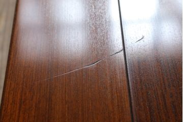 中古　大阪唐木指物　中澤唐木　紫檀(シタン)材　丸みを帯びたデザインの脚と帯板に施された彫刻が目を惹く座卓(ローテーブル、食卓、センターテーブル)(R-062760)