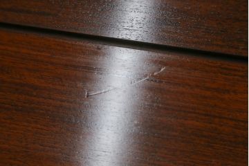 中古　大阪唐木指物　中澤唐木　紫檀(シタン)材　丸みを帯びたデザインの脚と帯板に施された彫刻が目を惹く座卓(ローテーブル、食卓、センターテーブル)(R-062760)