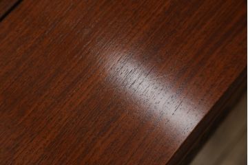 中古　大阪唐木指物　中澤唐木　紫檀(シタン)材　丸みを帯びたデザインの脚と帯板に施された彫刻が目を惹く座卓(ローテーブル、食卓、センターテーブル)(R-062760)