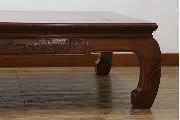 中古　大阪唐木指物　中澤唐木　紫檀(シタン)材　丸みを帯びたデザインの脚と帯板に施された彫刻が目を惹く座卓(ローテーブル、食卓、センターテーブル)(R-062760)