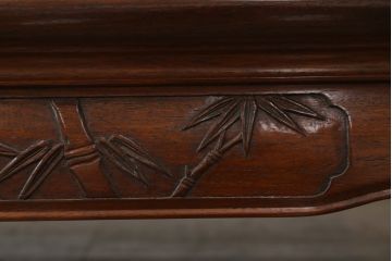 中古　大阪唐木指物　中澤唐木　紫檀(シタン)材　丸みを帯びたデザインの脚と帯板に施された彫刻が目を惹く座卓(ローテーブル、食卓、センターテーブル)(R-062760)