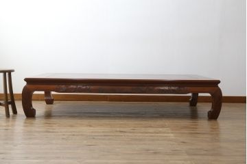 中古　大阪唐木指物　中澤唐木　紫檀(シタン)材　丸みを帯びたデザインの脚と帯板に施された彫刻が目を惹く座卓(ローテーブル、食卓、センターテーブル)(R-062760)