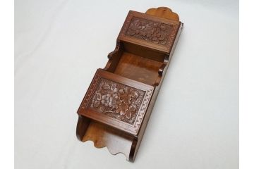 中古　伝統工芸　軽井沢彫り　桜の彫りが上品な印象を与えるレターラック(二段状差し、壁掛け収納)(R-062769)