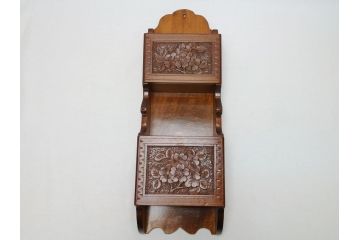 中古　伝統工芸　軽井沢彫り　桜の彫りが上品な印象を与えるレターラック(二段状差し、壁掛け収納)(R-062769)