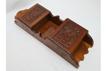 中古　伝統工芸　軽井沢彫り　桜の彫りが上品な印象を与えるレターラック(二段状差し、壁掛け収納)(R-062769)