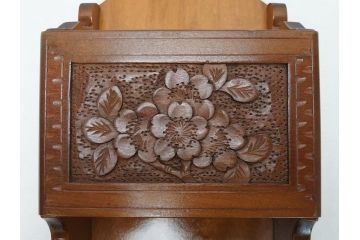 中古　伝統工芸　軽井沢彫り　桜の彫りが上品な印象を与えるレターラック(二段状差し、壁掛け収納)(R-062769)