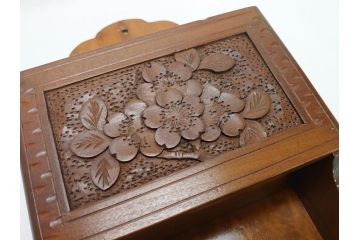中古　伝統工芸　軽井沢彫り　桜の彫りが上品な印象を与えるレターラック(二段状差し、壁掛け収納)(R-062769)