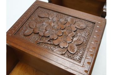 中古　伝統工芸　軽井沢彫り　桜の彫りが上品な印象を与えるレターラック(二段状差し、壁掛け収納)(R-062769)