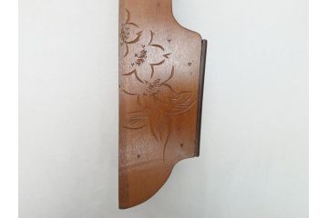 中古　伝統工芸　軽井沢彫り　桜の彫りが上品な印象を与えるレターラック(二段状差し、壁掛け収納)(R-062769)