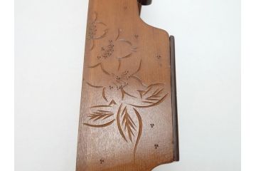 中古　伝統工芸　軽井沢彫り　桜の彫りが上品な印象を与えるレターラック(二段状差し、壁掛け収納)(R-062769)