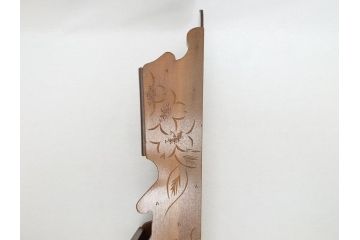 中古　伝統工芸　軽井沢彫り　桜の彫りが上品な印象を与えるレターラック(二段状差し、壁掛け収納)(R-062769)