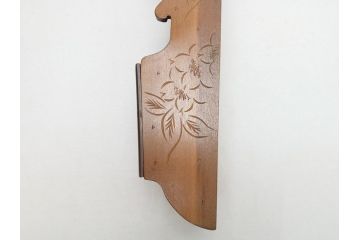 中古　伝統工芸　軽井沢彫り　桜の彫りが上品な印象を与えるレターラック(二段状差し、壁掛け収納)(R-062769)
