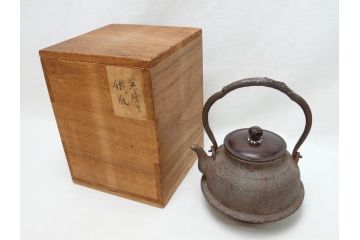 釜師　宮崎寒雉(彦九郎)　江戸中期　金銀象嵌　草花昆虫文　鉄瓶(鐵瓶、茶道具、共箱付き)(R-062770)