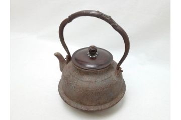 釜師　宮崎寒雉(彦九郎)　江戸中期　金銀象嵌　草花昆虫文　鉄瓶(鐵瓶、茶道具、共箱付き)(R-062770)
