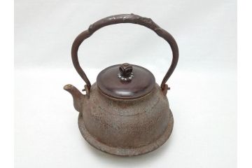 釜師　宮崎寒雉(彦九郎)　江戸中期　金銀象嵌　草花昆虫文　鉄瓶(鐵瓶、茶道具、共箱付き)(R-062770)