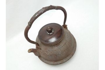釜師　宮崎寒雉(彦九郎)　江戸中期　金銀象嵌　草花昆虫文　鉄瓶(鐵瓶、茶道具、共箱付き)(R-062770)
