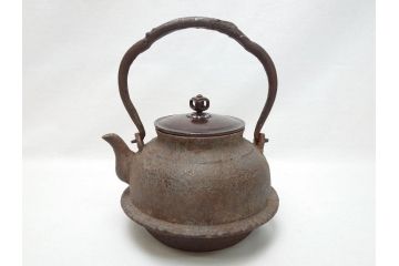 釜師　宮崎寒雉(彦九郎)　江戸中期　金銀象嵌　草花昆虫文　鉄瓶(鐵瓶、茶道具、共箱付き)(R-062770)