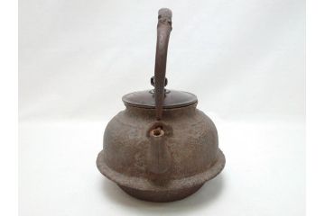 釜師　宮崎寒雉(彦九郎)　江戸中期　金銀象嵌　草花昆虫文　鉄瓶(鐵瓶、茶道具、共箱付き)(R-062770)