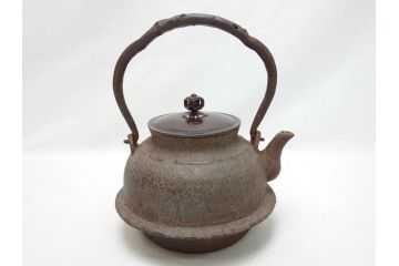 釜師　宮崎寒雉(彦九郎)　江戸中期　金銀象嵌　草花昆虫文　鉄瓶(鐵瓶、茶道具、共箱付き)(R-062770)