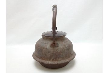釜師　宮崎寒雉(彦九郎)　江戸中期　金銀象嵌　草花昆虫文　鉄瓶(鐵瓶、茶道具、共箱付き)(R-062770)