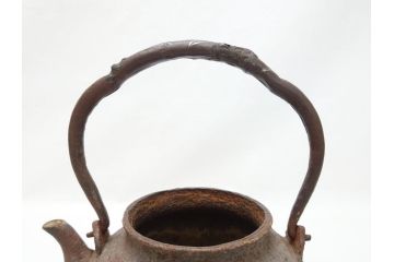 釜師　宮崎寒雉(彦九郎)　江戸中期　金銀象嵌　草花昆虫文　鉄瓶(鐵瓶、茶道具、共箱付き)(R-062770)
