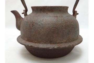 釜師　宮崎寒雉(彦九郎)　江戸中期　金銀象嵌　草花昆虫文　鉄瓶(鐵瓶、茶道具、共箱付き)(R-062770)