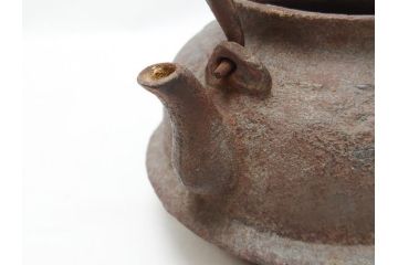 釜師　宮崎寒雉(彦九郎)　江戸中期　金銀象嵌　草花昆虫文　鉄瓶(鐵瓶、茶道具、共箱付き)(R-062770)