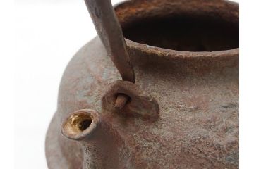 釜師　宮崎寒雉(彦九郎)　江戸中期　金銀象嵌　草花昆虫文　鉄瓶(鐵瓶、茶道具、共箱付き)(R-062770)
