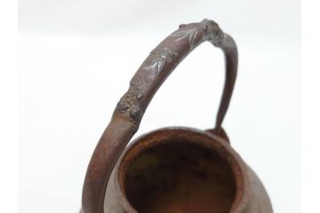 釜師　宮崎寒雉(彦九郎)　江戸中期　金銀象嵌　草花昆虫文　鉄瓶(鐵瓶、茶道具、共箱付き)(R-062770)