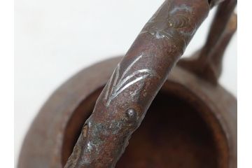 釜師　宮崎寒雉(彦九郎)　江戸中期　金銀象嵌　草花昆虫文　鉄瓶(鐵瓶、茶道具、共箱付き)(R-062770)