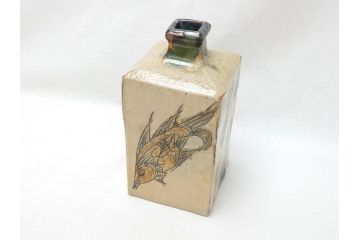 人間国宝　金城次郎　壺屋焼　魚文　花瓶　角瓶(沖縄、琉球陶器、金城一門、魚紋、民芸陶器、花入れ、花器、フラワーベース)(R-062771)