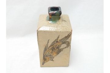 人間国宝　金城次郎　壺屋焼　魚文　花瓶　角瓶(沖縄、琉球陶器、金城一門、魚紋、民芸陶器、花入れ、花器、フラワーベース)(R-062771)