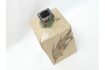 人間国宝　金城次郎　壺屋焼　魚文　花瓶　角瓶(沖縄、琉球陶器、金城一門、魚紋、民芸陶器、花入れ、花器、フラワーベース)(R-062771)