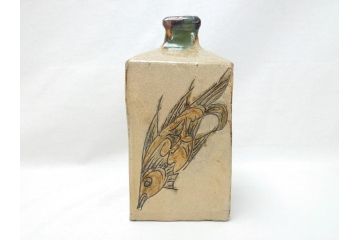 人間国宝　金城次郎　壺屋焼　魚文　花瓶　角瓶(沖縄、琉球陶器、金城一門、魚紋、民芸陶器、花入れ、花器、フラワーベース)(R-062771)