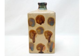 人間国宝　金城次郎　壺屋焼　魚文　花瓶　角瓶(沖縄、琉球陶器、金城一門、魚紋、民芸陶器、花入れ、花器、フラワーベース)(R-062771)