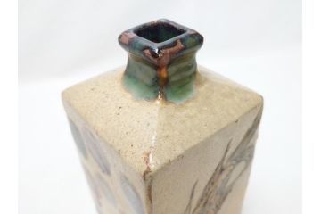 人間国宝　金城次郎　壺屋焼　魚文　花瓶　角瓶(沖縄、琉球陶器、金城一門、魚紋、民芸陶器、花入れ、花器、フラワーベース)(R-062771)